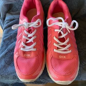 Tennis shoes